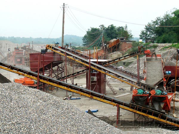 石灰石對輥破碎機(jī)客戶生產(chǎn)現(xiàn)場