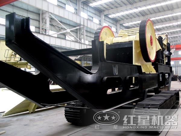 不同角度下的履帶式移動(dòng)破碎機(jī)