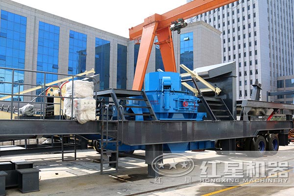 新型移動式破碎機(jī)工作現(xiàn)場圖 新型移動式破碎機(jī)工作現(xiàn)場圖