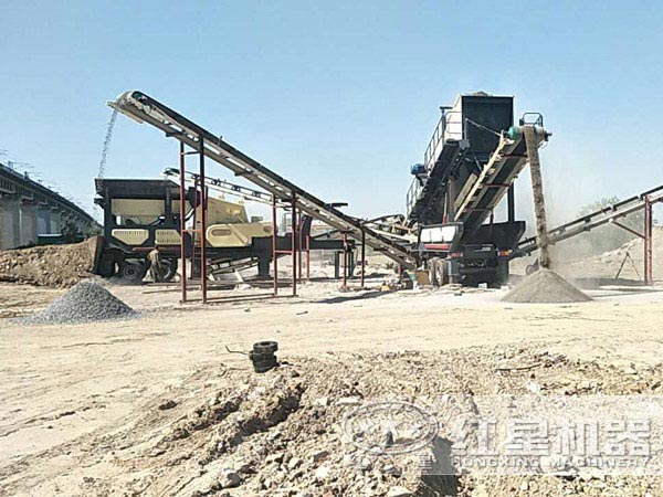 移動(dòng)破碎站生產(chǎn)現(xiàn)場(chǎng)