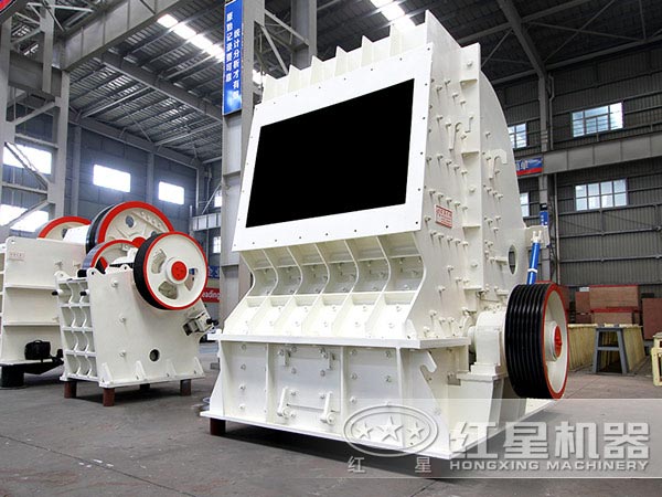 大型石料破碎設(shè)備車間實拍