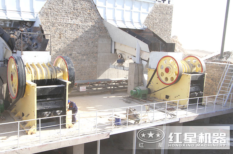 912顎式破碎機工作現(xiàn)場實拍圖