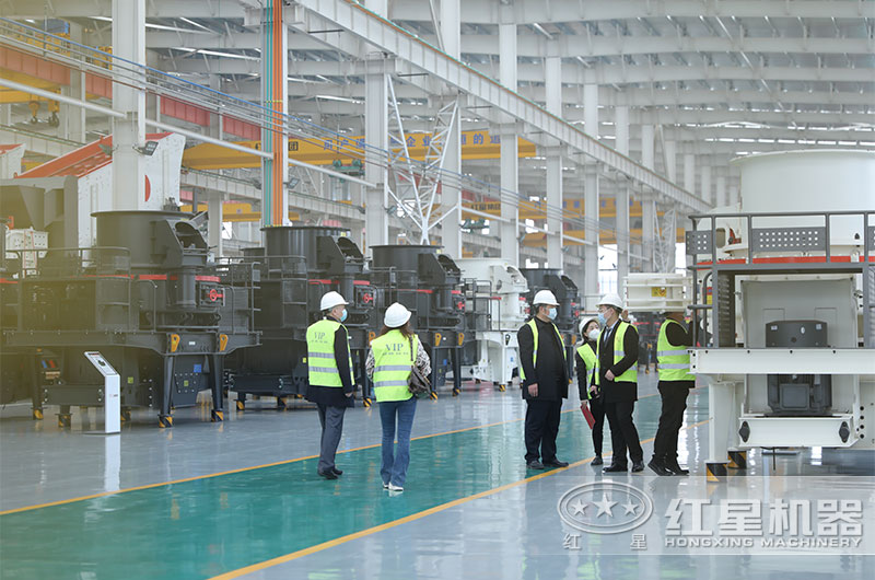客戶來廠考察制砂機(jī)設(shè)備