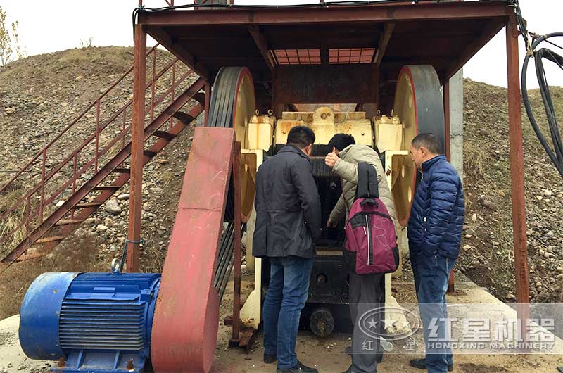 客戶去現(xiàn)場(chǎng)考察69破碎機(jī) 客戶去現(xiàn)場(chǎng)考察69破碎機(jī)