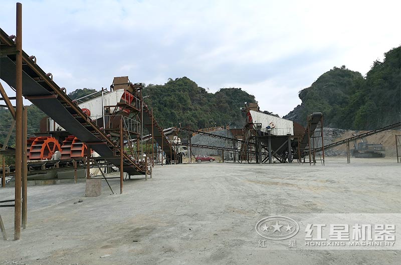 生產(chǎn)機(jī)制砂的現(xiàn)場(chǎng) 生產(chǎn)機(jī)制砂的現(xiàn)場(chǎng)