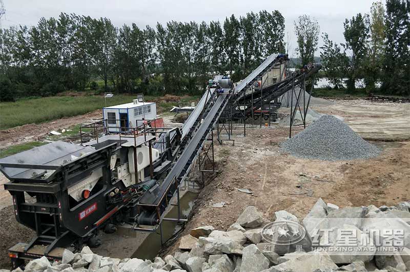 兩臺單機作業(yè)的移動式破碎機現(xiàn)場