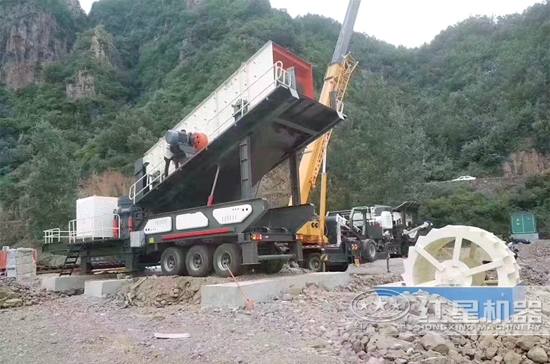 打土建基礎(chǔ)的移動破碎機(jī)現(xiàn)場