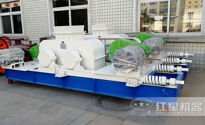 對輥制砂機(jī)現(xiàn)場實拍圖