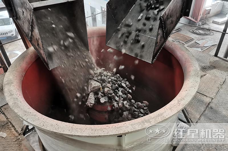 破碎機(jī)進(jìn)料實(shí)拍