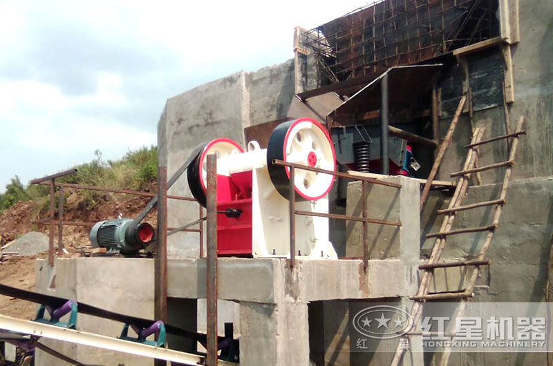 46顎式破碎機(jī)工作現(xiàn)場實(shí)拍圖