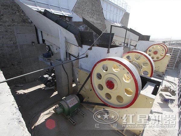 顎式破碎機(jī)現(xiàn)場