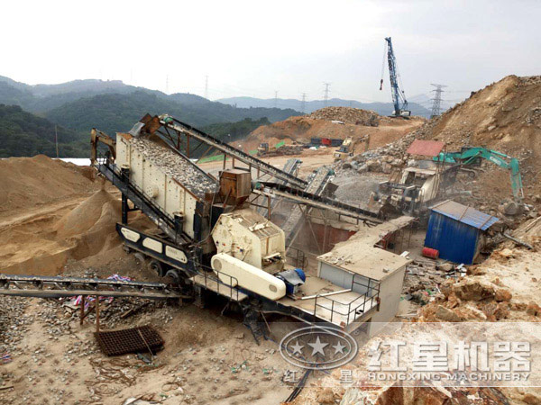 流動錘式破碎機快速生產(chǎn)現(xiàn)場