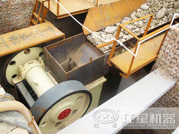 鄂式制沙機作業(yè)現(xiàn)場