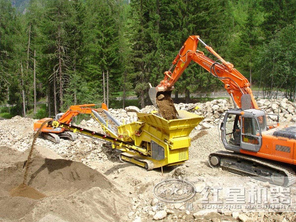 汽車(chē)移動(dòng)碎石機(jī)處理建筑垃圾現(xiàn)場(chǎng)