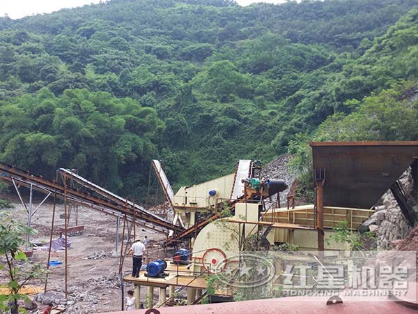 錘式破碎機生產(chǎn)現(xiàn)場圖 錘式破碎機生產(chǎn)現(xiàn)場圖