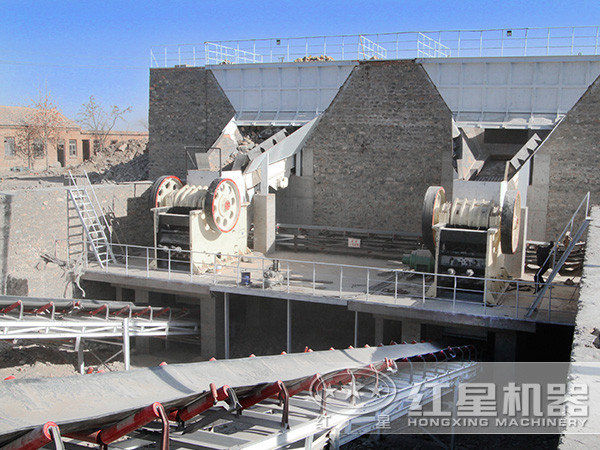 顎式破石機生產(chǎn)現(xiàn)場圖
