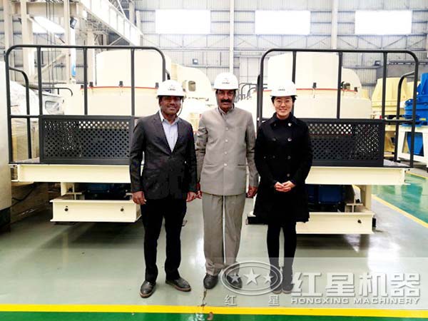 外國(guó)客戶來(lái)廠參觀打砂機(jī) 外國(guó)客戶來(lái)廠參觀打砂機(jī)