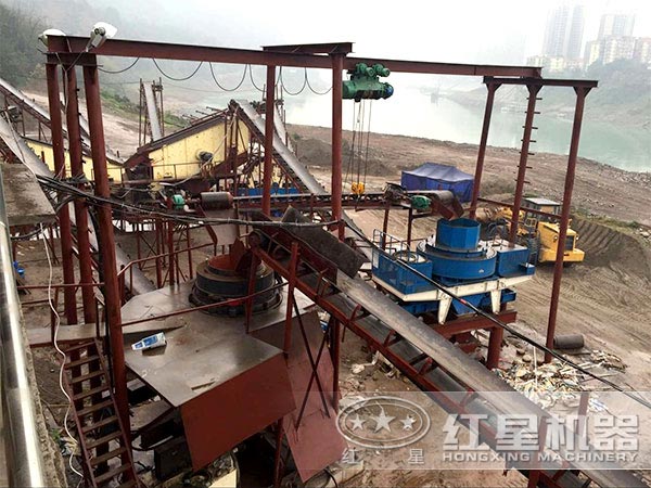 河卵石制沙生產(chǎn)現(xiàn)場(chǎng) 河卵石制沙生產(chǎn)現(xiàn)場(chǎng)