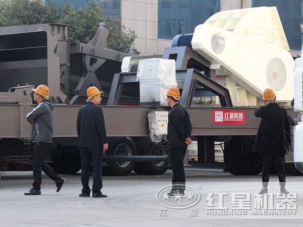 用戶來廠參觀試機移動式破碎站