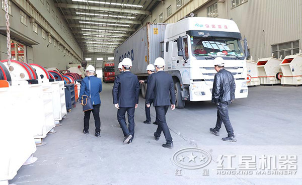 用戶(hù)來(lái)廠(chǎng)參觀試機(jī)環(huán)保型石頭破碎機(jī)