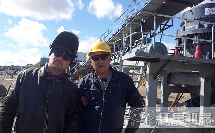 紅星工作人員到現(xiàn)場指導(dǎo)客戶安裝并試運行-合照 紅星工作人員到現(xiàn)場指導(dǎo)客戶安裝并試運行-合照