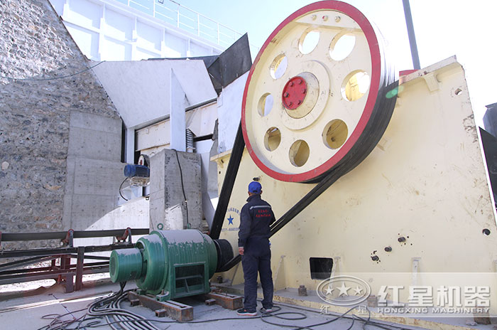 紅星售后人員上門(mén)檢查設(shè)備運(yùn)作情況