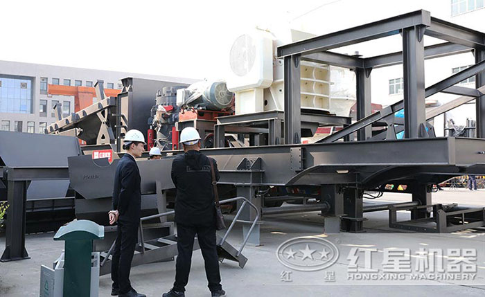 用戶來(lái)廠定制可移動(dòng)破碎機(jī)