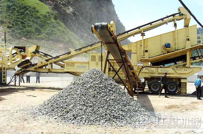 移動破碎機(jī)現(xiàn)場作業(yè)