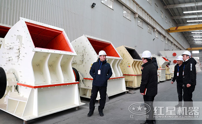 客戶來廠咨詢新型號(hào)石灰石錘式破碎機(jī)