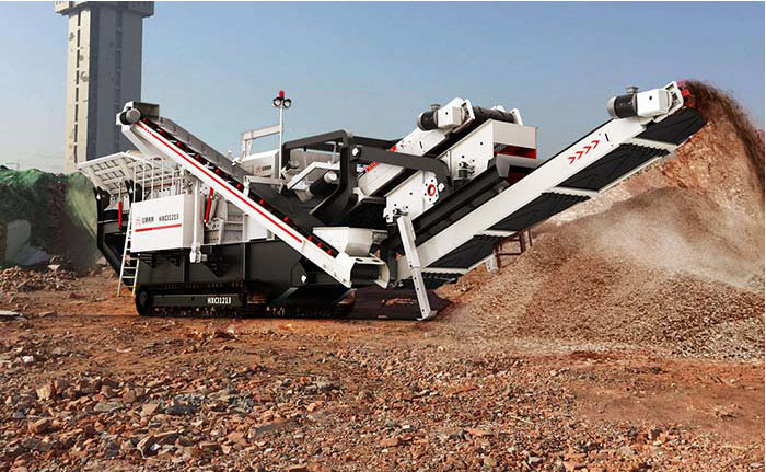 小型建筑廢料渣土粉碎機(jī)現(xiàn)場作業(yè)