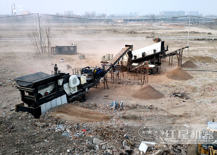 移動(dòng)式破碎機(jī)生產(chǎn)作業(yè)現(xiàn)場