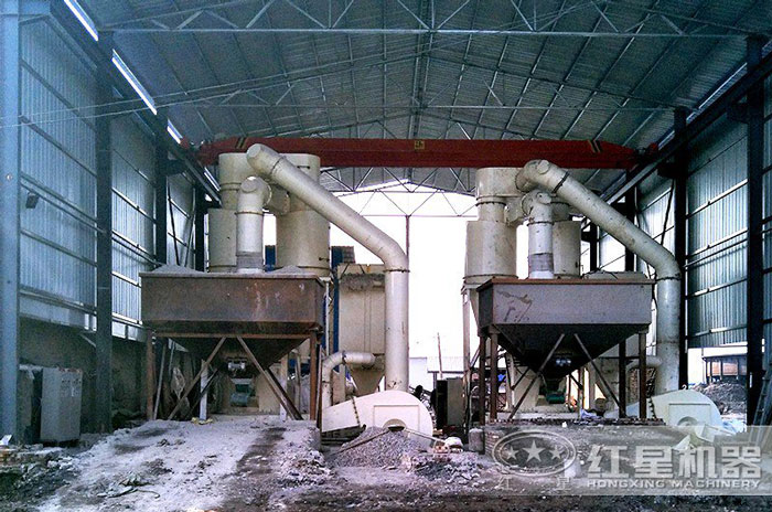 大型石料雷蒙粉磨機(jī)作業(yè)現(xiàn)場(chǎng)