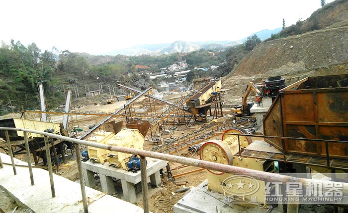固定式破碎機(jī)生產(chǎn)作業(yè)現(xiàn)場