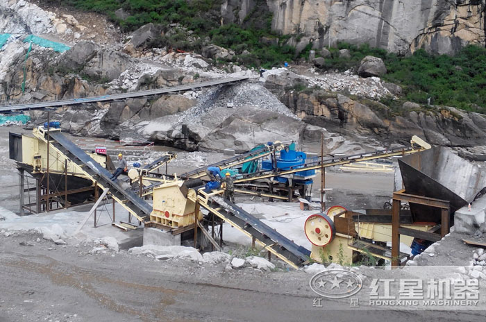 鵝卵石制沙作業(yè)現場 鵝卵石制沙作業(yè)現場