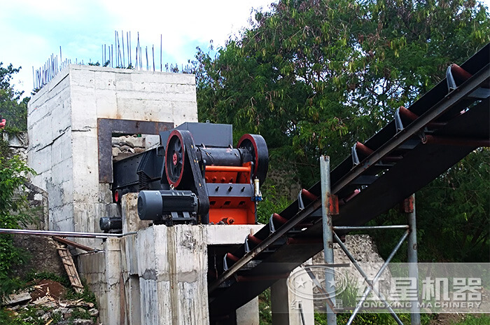 顎式破碎機作業(yè)現(xiàn)場