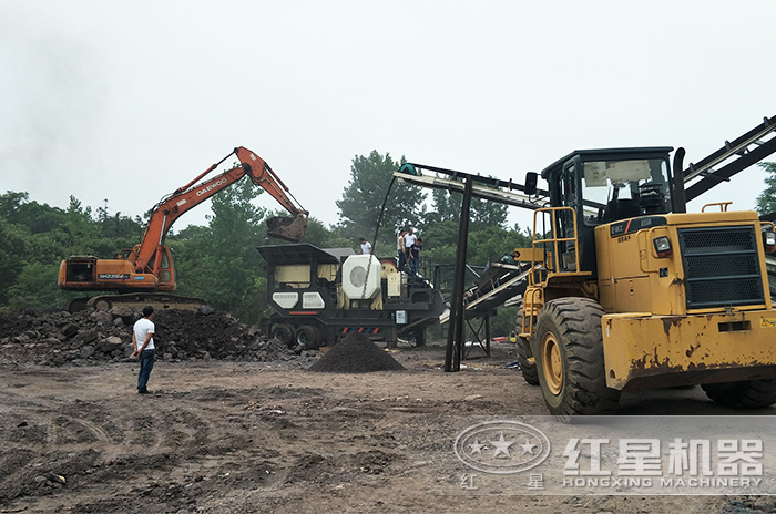 新型煤矸石粉碎機(jī)加工現(xiàn)場(chǎng) 新型煤矸石粉碎機(jī)加工現(xiàn)場(chǎng)