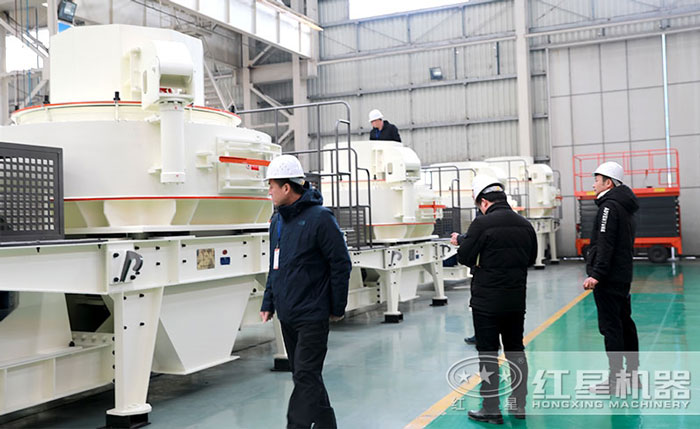 客戶到紅星機器參觀青石制砂機