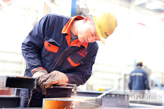 pe250*750顎式破碎機(jī)工人操作現(xiàn)場