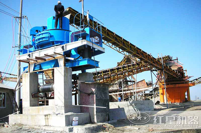 技術(shù)人員現(xiàn)場(chǎng)觀察河沙制砂機(jī)的作業(yè)情況