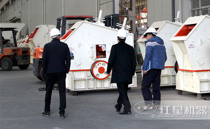 絡繹不絕的客戶到廠區(qū)參觀反擊式破碎機設備 絡繹不絕的客戶到廠區(qū)參觀反擊式破碎機設備