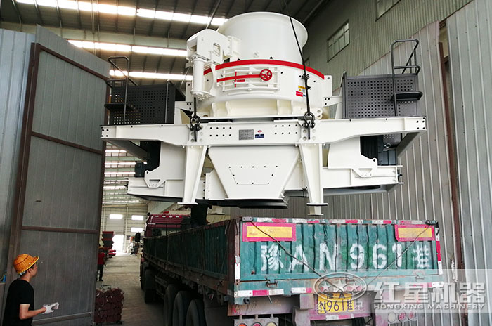 時(shí)產(chǎn)200噸左右的環(huán)保型制砂機(jī)現(xiàn)場發(fā)貨