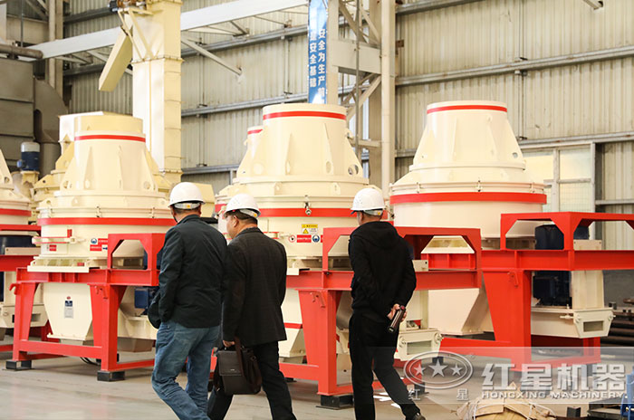 客戶到紅星機器廠區(qū)參觀考察設備