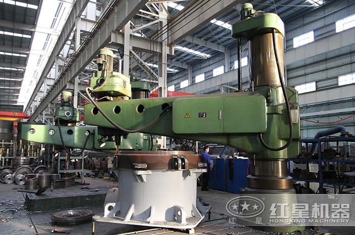 紅星機器專業(yè)化、智能化的圓錐破生產加工車間
