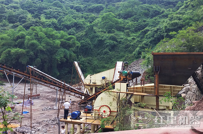 錘式破碎機(jī)加工現(xiàn)場(chǎng) 錘式破碎機(jī)加工現(xiàn)場(chǎng)