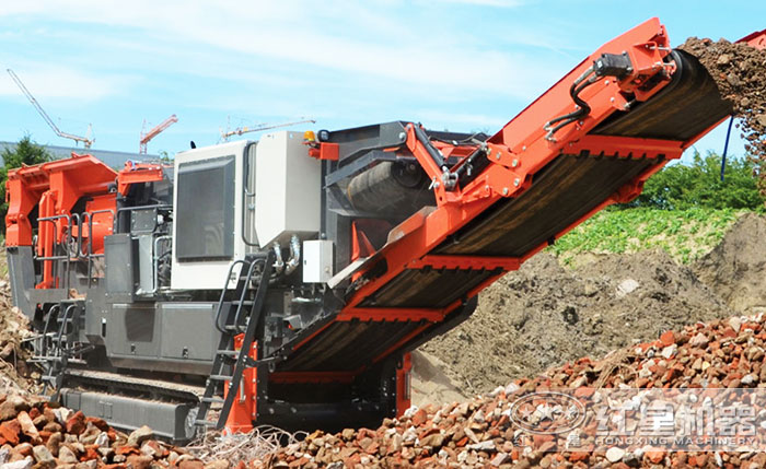 履帶式再生砂石骨料破碎機(jī)加工現(xiàn)場