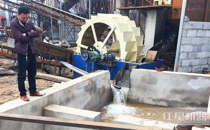 簡(jiǎn)單的人工洗山沙加工現(xiàn)場(chǎng)