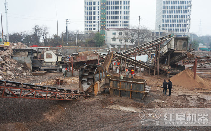 建筑垃圾機(jī)器破碎加工現(xiàn)場
