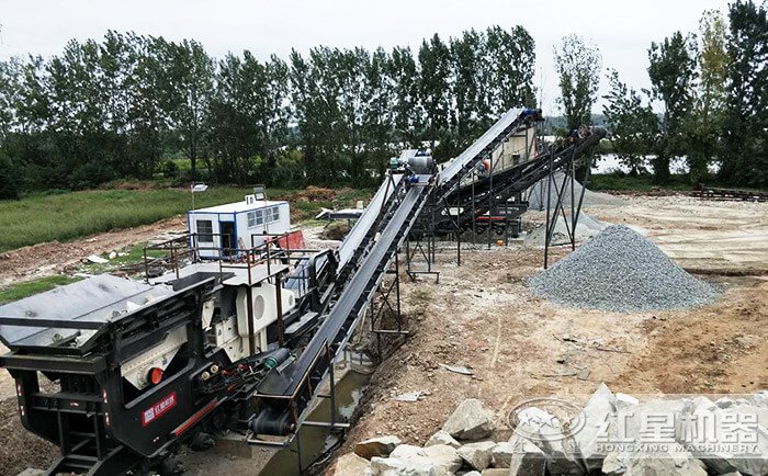 武漢客戶的流動(dòng)顎式破碎機(jī)現(xiàn)場作業(yè) 武漢客戶的流動(dòng)顎式破碎機(jī)現(xiàn)場作業(yè)