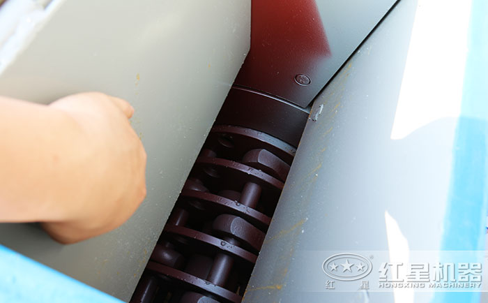 錘式碎石機(jī)內(nèi)部結(jié)構(gòu)展示 錘式碎石機(jī)內(nèi)部結(jié)構(gòu)展示