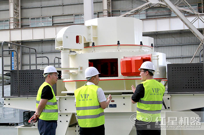 用戶來廠參觀時產(chǎn)100噸石打石碎沙機